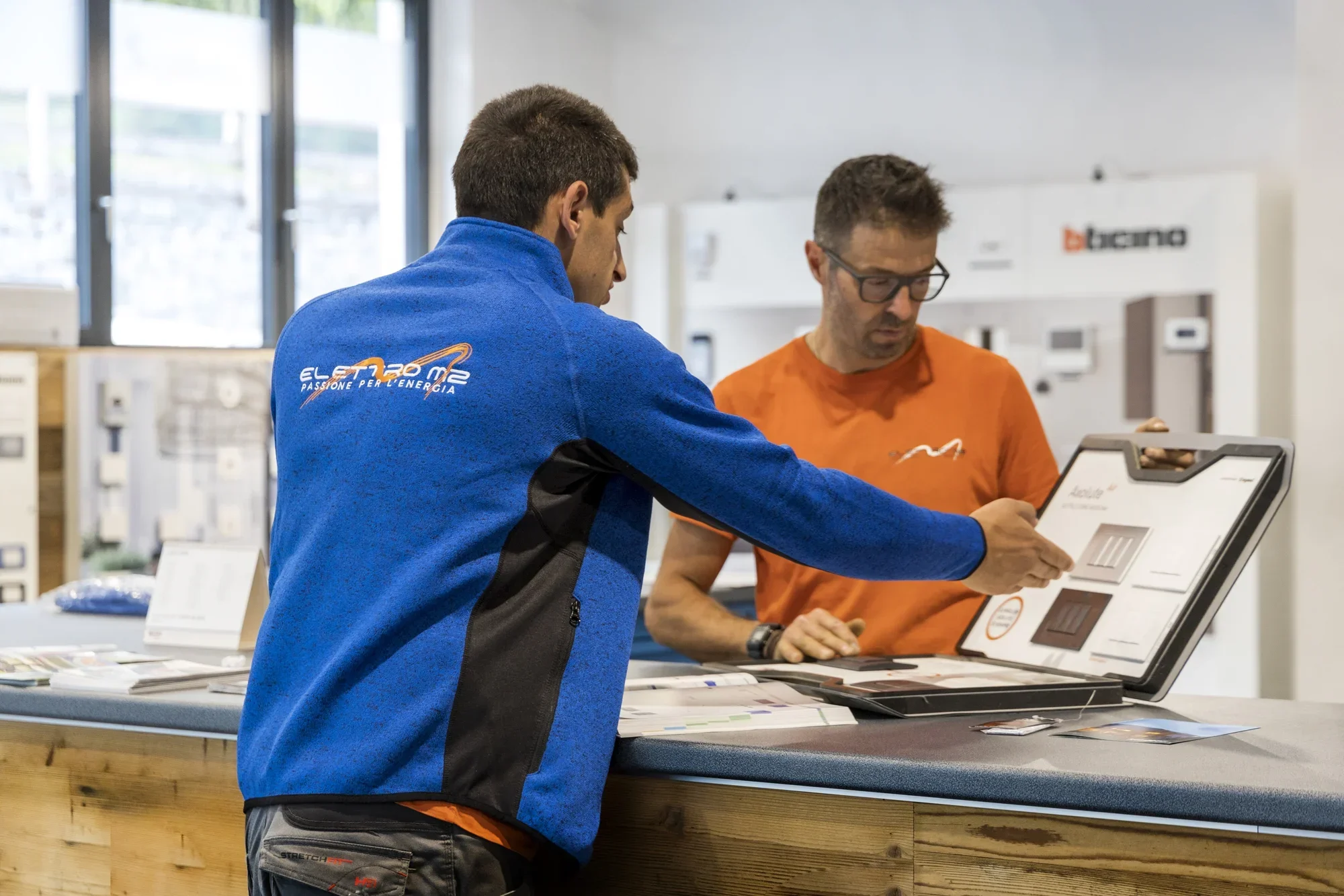 Il team ElettroM2 durante una consulenza tecnica