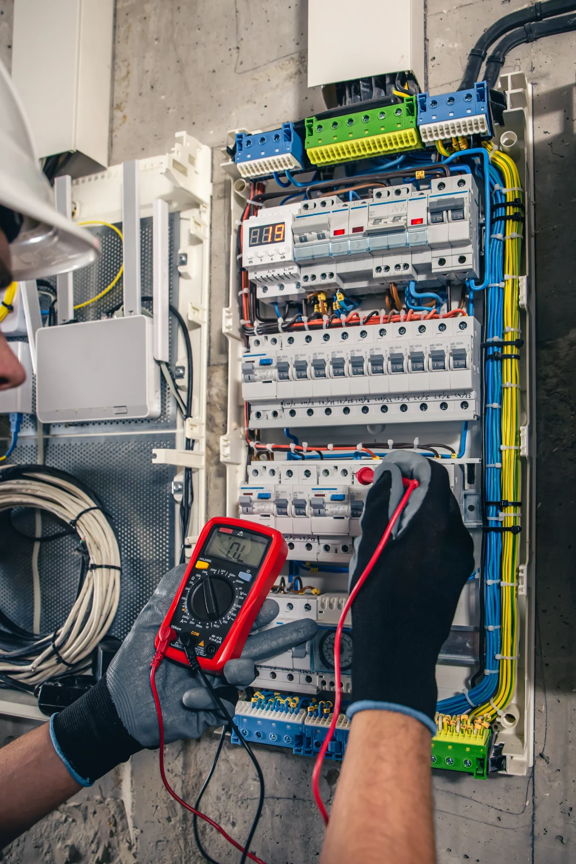 Tecnico durante il controllo di un quadro elettrico